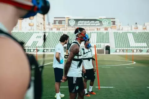 بعد ساعات من إطلاق سراحه.. إيفان توني يعود لتدريبات الأهلي السعودي